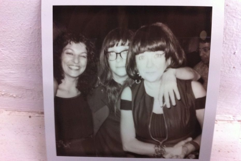 Polaroid en blanco y negro de Roser Amills, Isabel Coixet y Núria Ribó, abrazadas