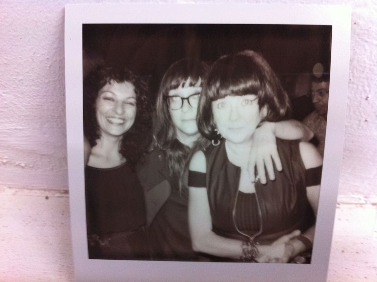 Polaroid en blanco y negro de Roser Amills, Isabel Coixet y Núria Ribó, abrazadas