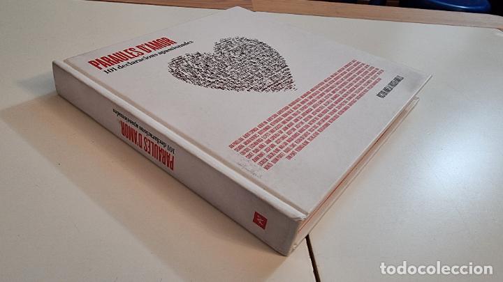 Exemplar de «Paraules d'amor» sobre una taula, amb el cor vermell de la coberta