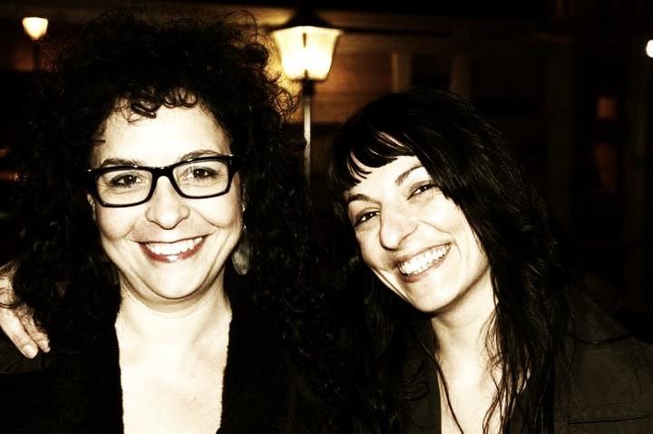 Pura Salceda y Roser Amills, sonrientes, en un recital en Barcelona