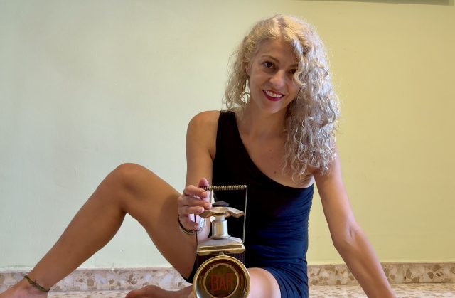 Roser Amills durante la performance «Hilo de voz»