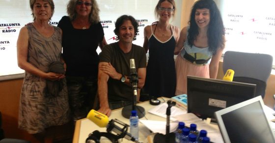 Adam Martin, sentado ante el micrófono, con Montse Domènech, Roser Amills y otras dos mujeres en Catalunya Ràdio