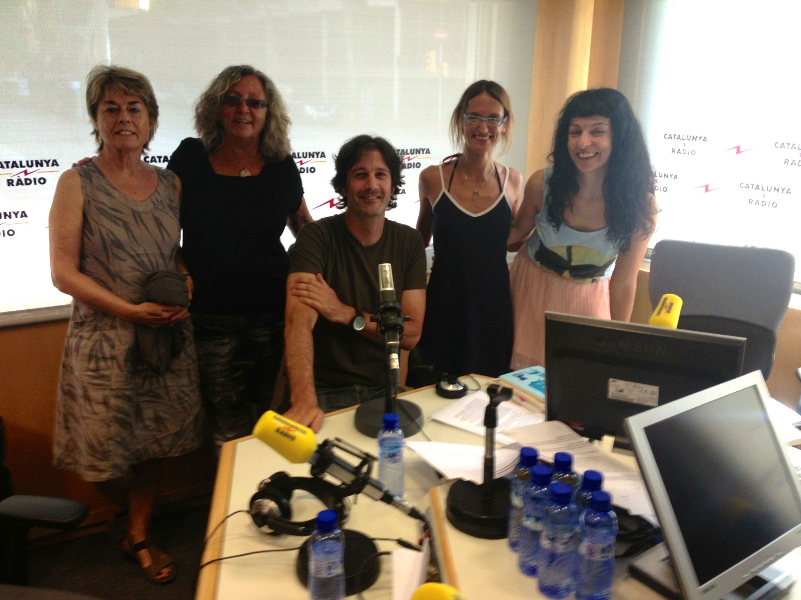 Roser Amills amb Adam Martin i altres convidades a l'estudi de Catalunya Ràdio