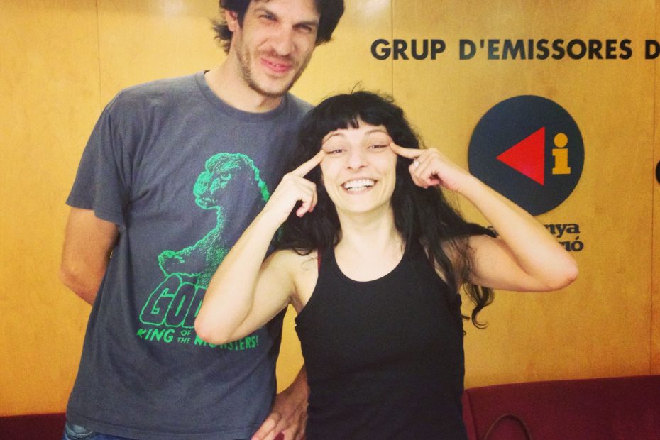 Roser Amills bromea junto a Capitán Urías en los estudios de Catalunya Ràdio