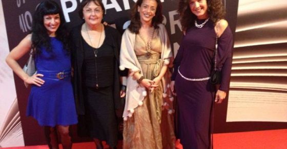Roser Amills con Carme Castells y otras dos mujeres en el photocall del Premio Planeta 2013