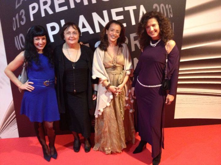 Roser Amills con Carme Castells en el photocall del Premio Planeta 2013