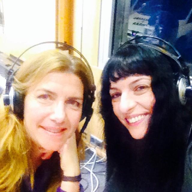 Selfi de Carme Sánchez i Roser Amills amb auriculars en un estudi de Catalunya Ràdio