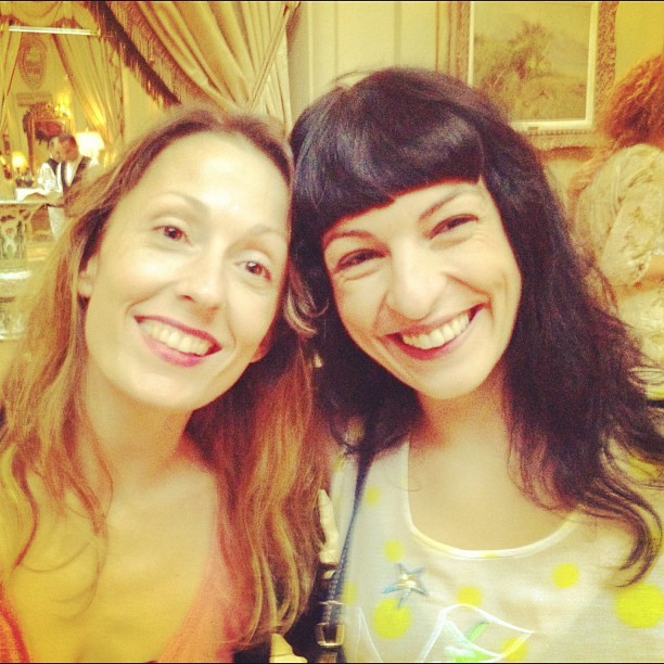 Selfi de Roser Amills con la periodista Elena Vallès, del Diario de Mallorca