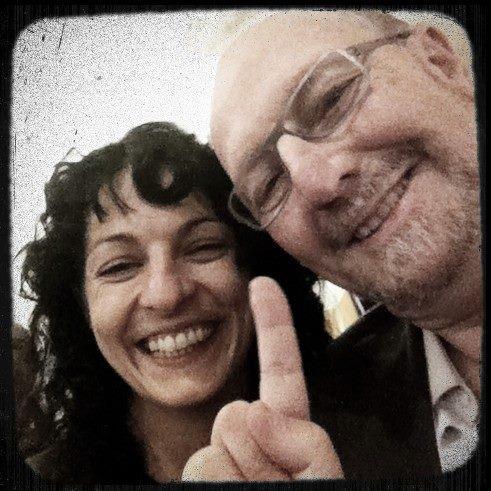 Selfi de Roser Amills con Francesc Forcades, que levanta el dedo índice