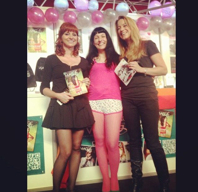 Roser Amills Amb L Equip De La Revista Magles