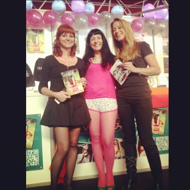 Roser Amills Amb L Equip De La Revista Magles