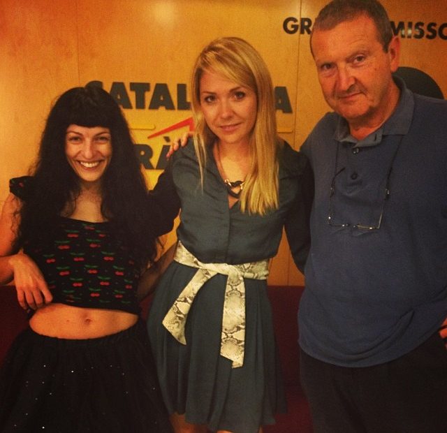 Roser Amills, Meritxell Falgueras y Adolf Tobeña en un estudio de Catalunya Ràdio