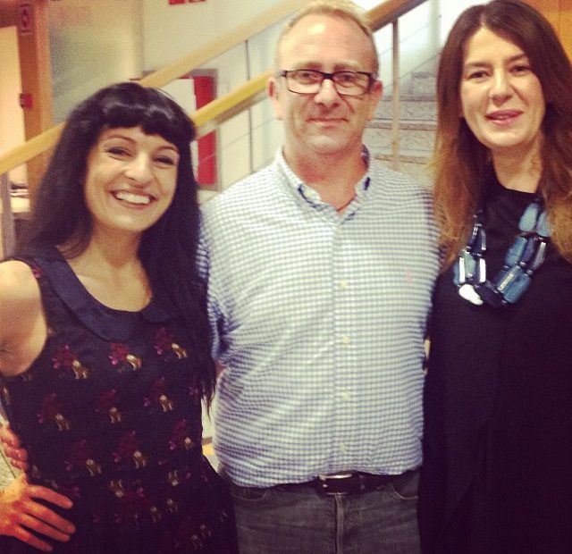 Roser Amills, Miquel Esteve y Valérie Tasso posan juntos