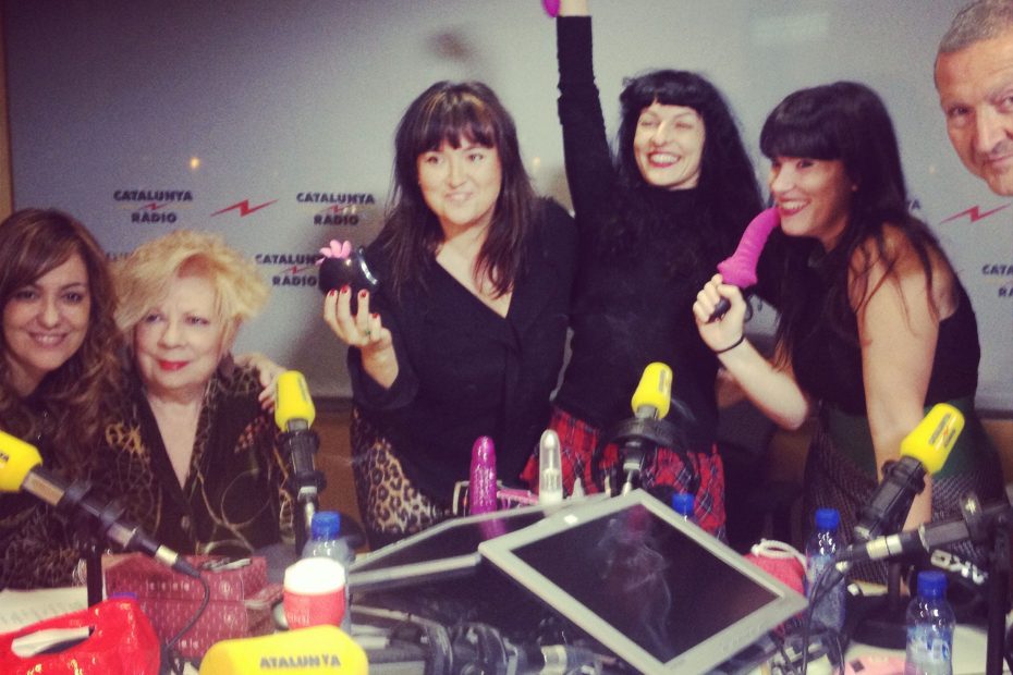 Roser Amills, Núria Feliu y otras invitadas posan con juguetes eróticos en el estudio de Catalunya Ràdio
