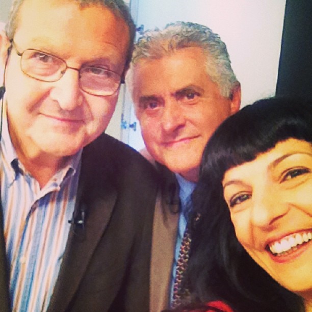 Selfi de Roser Amills con Osvaldo Martínez y Adolf Tobeña en el plató de 8tv