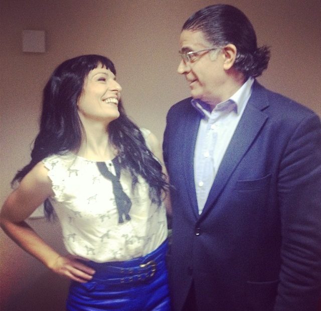 Roser Amills y Pep Albós se miran sonrientes en el plató de Vespre a La 2