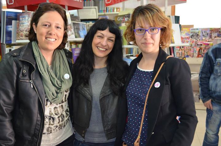 Roser Amills posa entre Sandra Salvadó y Emma Zafón en una librería