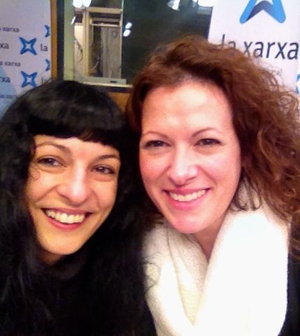 Selfi de Roser Amills y Vanessa Raja ante el logotipo de La Xarxa