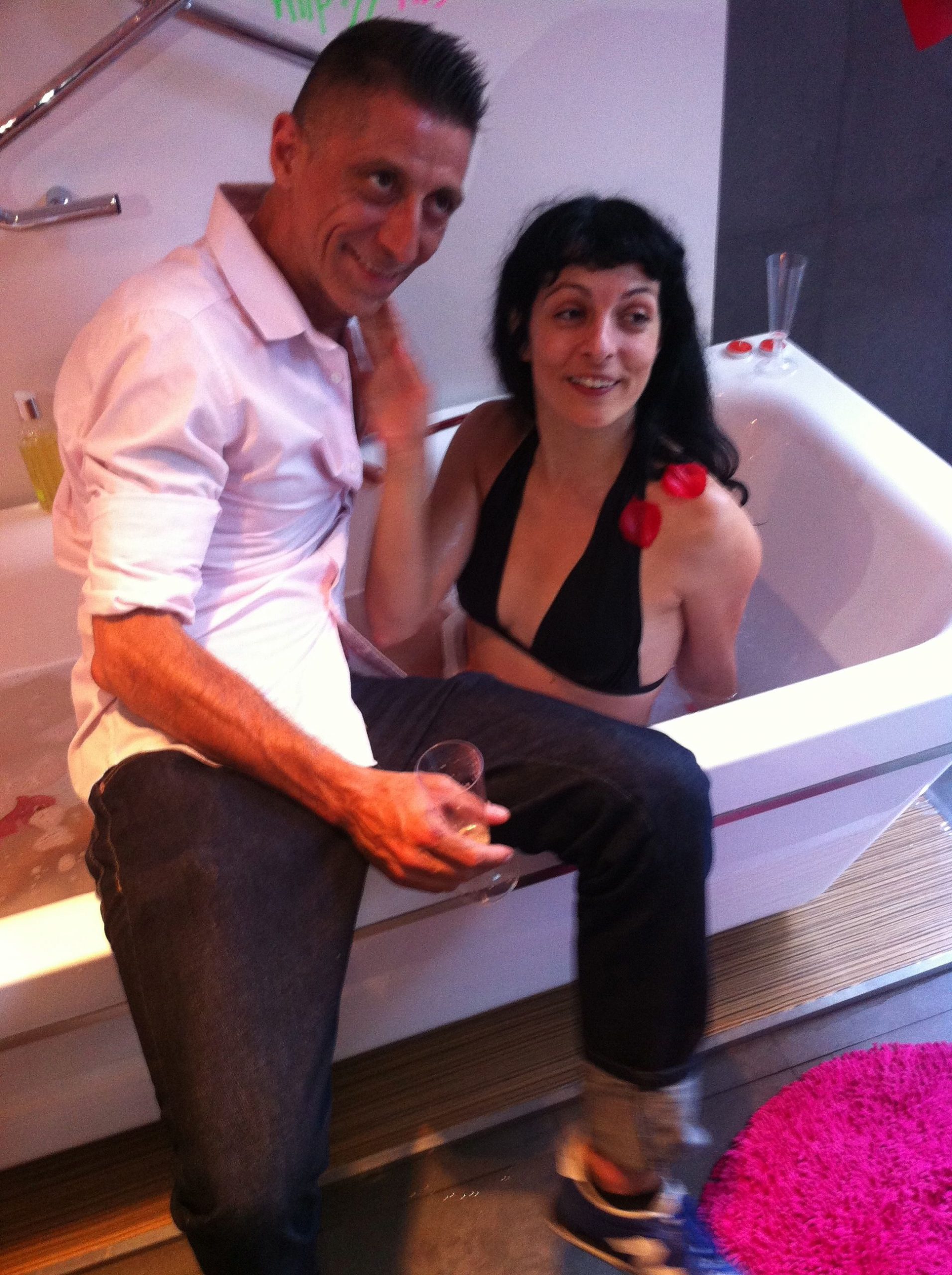 Roser Amills en una bañera junto a Andrés Juberías durante la performance del cuarto de baño