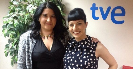 Carmen García y Roser Amills, con vestido de lunares, de pie ante el logo de TVE