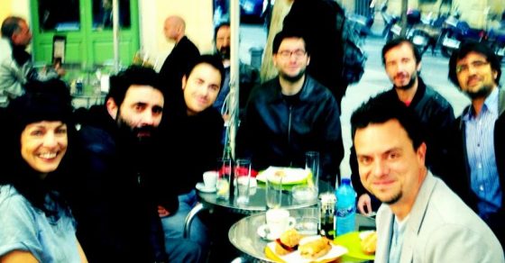 Roser Amills y el equipo de la revista Unbreak reunidos en la terraza de un bar