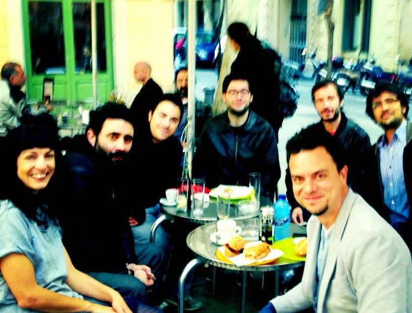 Roser Amills y el equipo de la revista Unbreak reunidos en la terraza de un bar