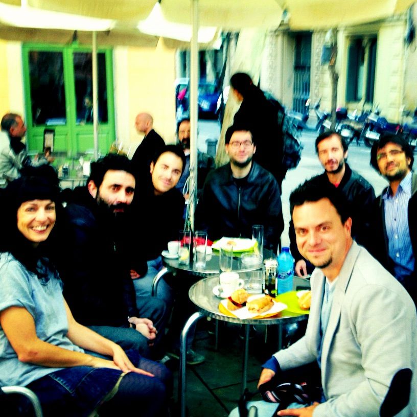 Roser Amills i l'equip de la revista Unbreak reunits a la terrassa d'un bar