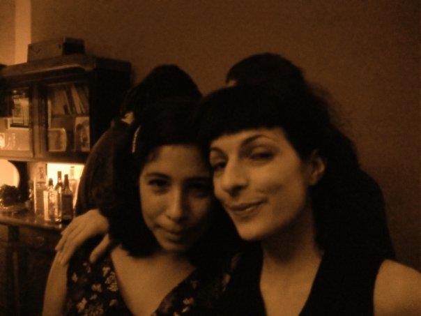 Roser Amills y Elisa Wiener juntas en una casa, de noche