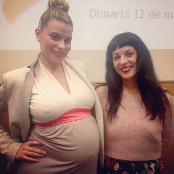 Roser Amills y María Lapiedra, embarazada, posan juntas tras la presentación de su libro en la Casa del Llibre