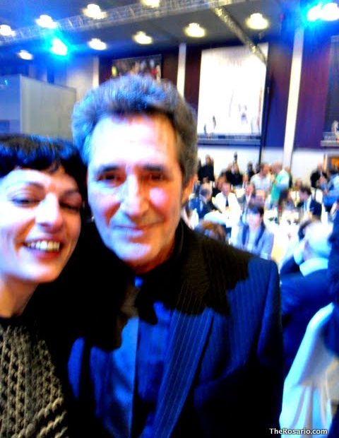 Roser Amills y el cantante Miguel Ríos, sonrientes, en una gala