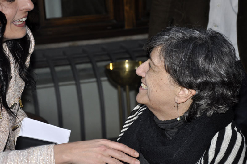 Roser Amills conversa con Montse, de la librería +Bernat