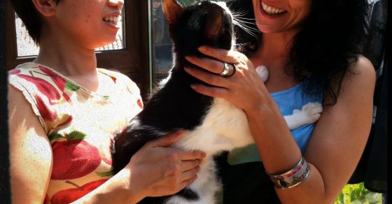 Naoko, esposa de Fernando Sánchez Dragó, y Roser Amills sonríen con un gato blanco y negro