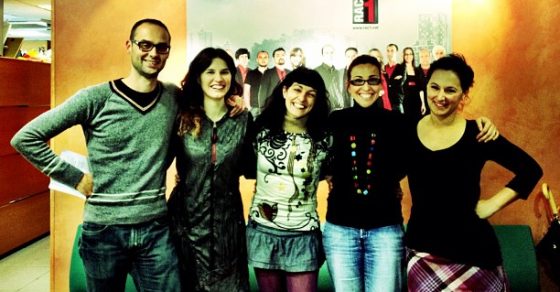 Roser Amills con Víctor Endrino, Marta Cailà y otras tres personas ante un mural de RAC1