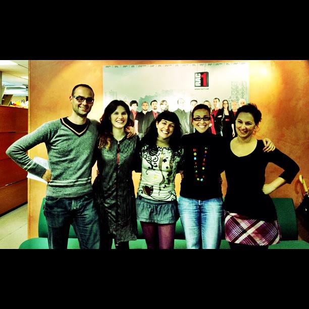 Roser Amills con Víctor Endrino, Marta Cailà y otras tres personas ante un mural de RAC1