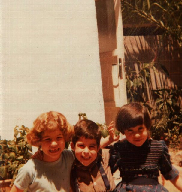 roser amills de niña con sus hermanos