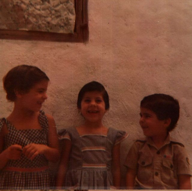 roser amills de niña con sus hermanos
