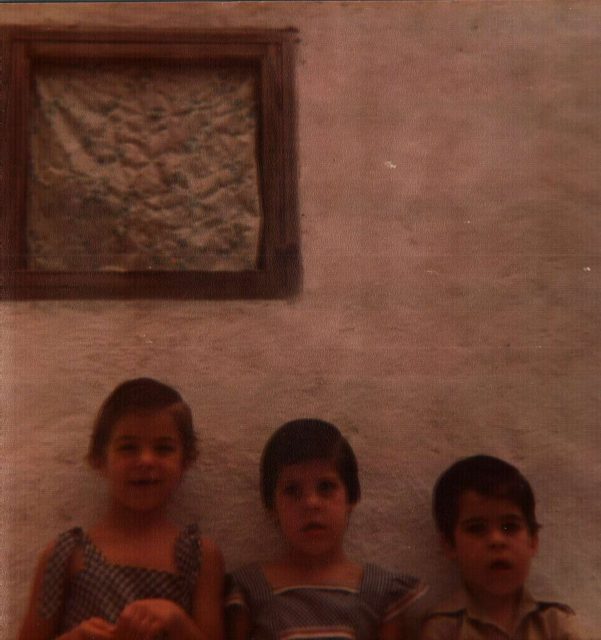 roser amills de niña con sus hermanos