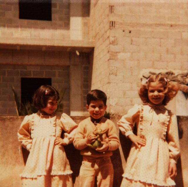 roser amills de niña con sus hermanos