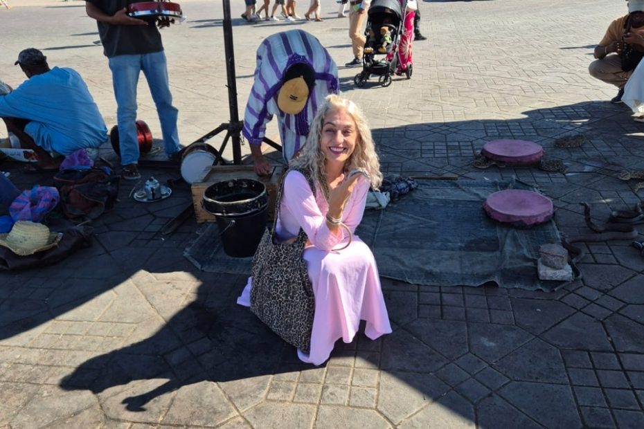 Roser Amills en una plaza de Marrakech, durante las Conversaciones Literarias de Formentor de 2024