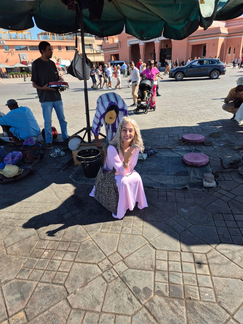 Roser Amills en una plaza de Marrakech, durante las Conversaciones Literarias de Formentor de 2024