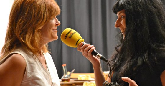 Roser Amills entrevista a Coia Valls con un micrófono de Catalunya Ràdio