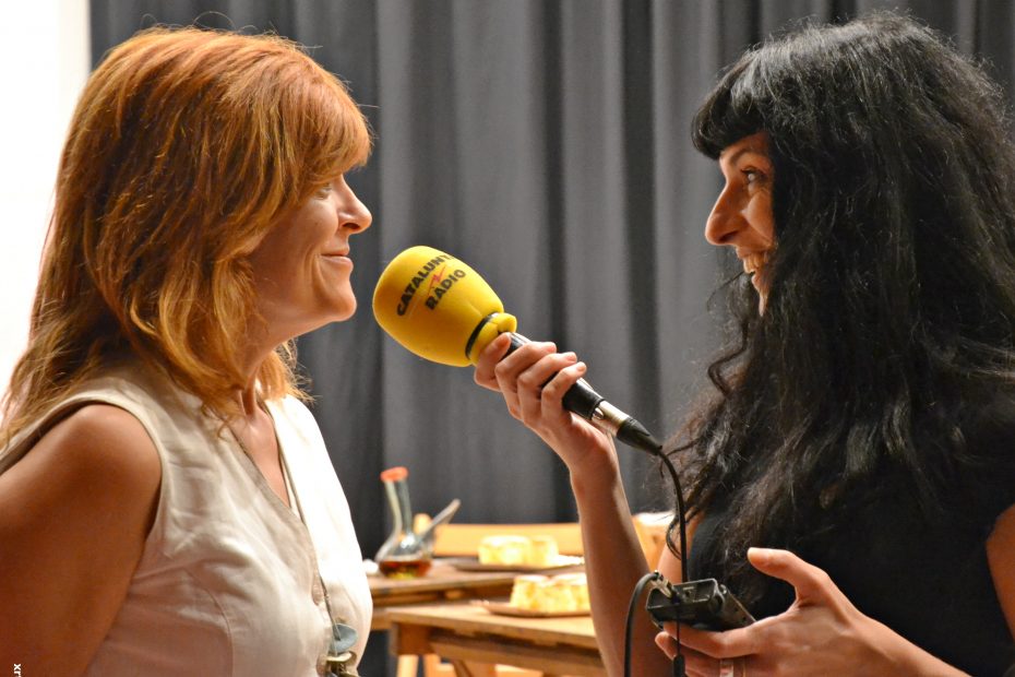 Roser Amills entrevista a Coia Valls con un micrófono de Catalunya Ràdio
