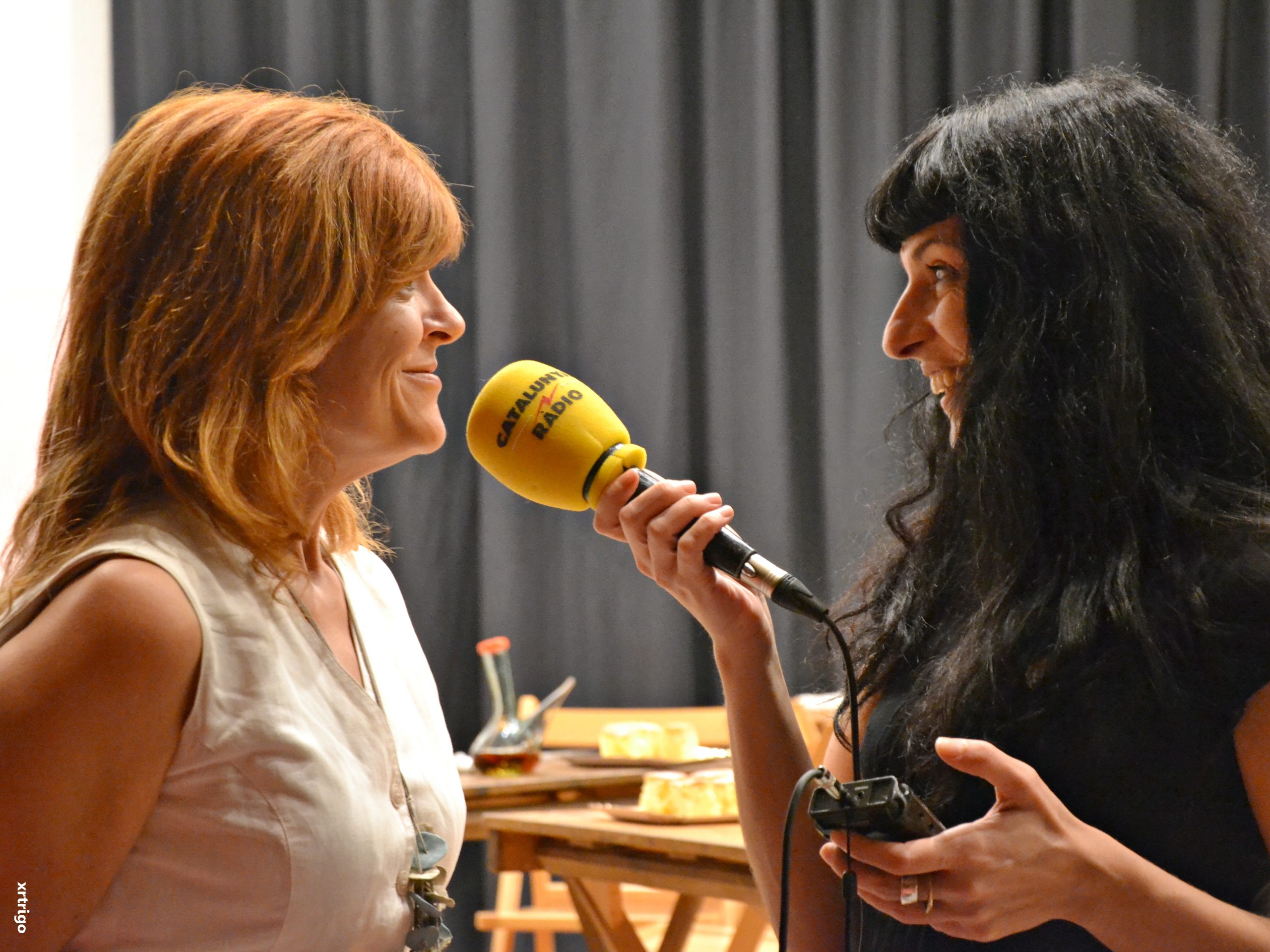 Roser Amills entrevista a Coia Valls con un micrófono de Catalunya Ràdio