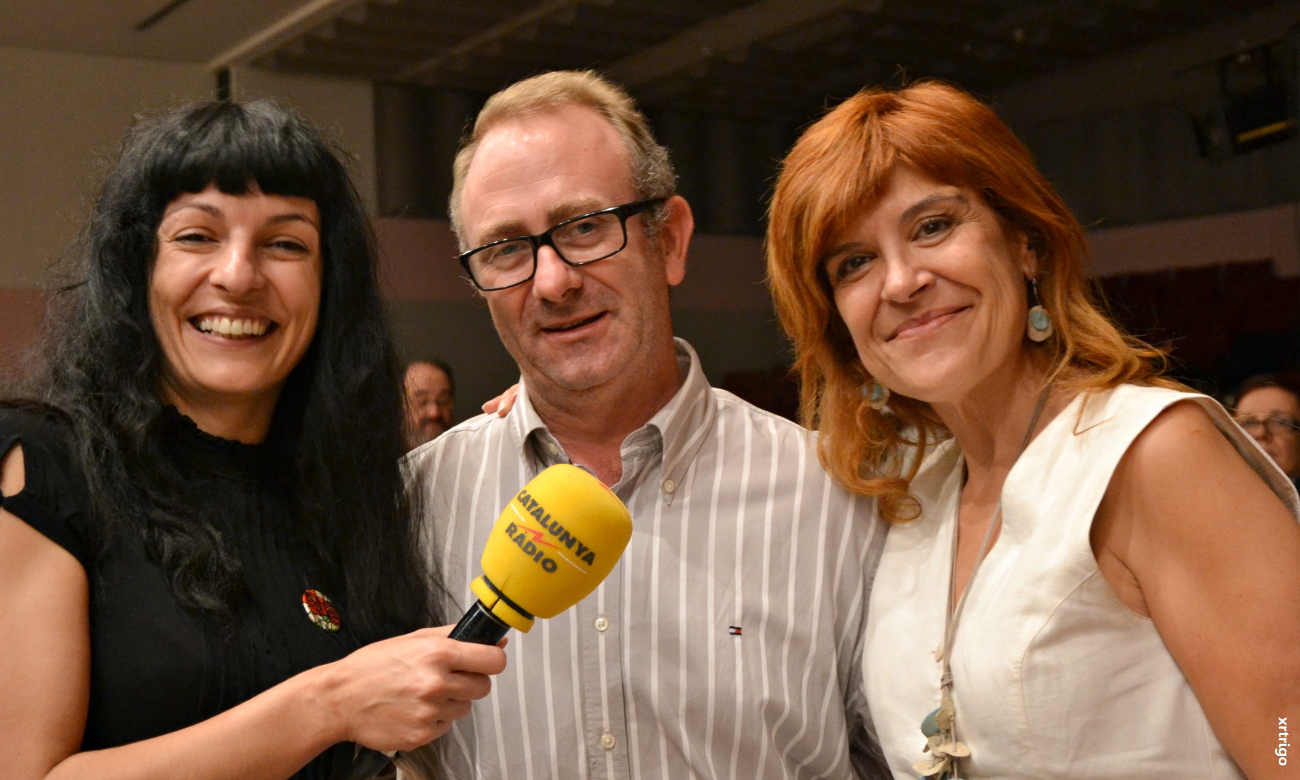 Roser Amills, Miquel Esteve y Coia Valls posan con un micrófono de Catalunya Ràdio