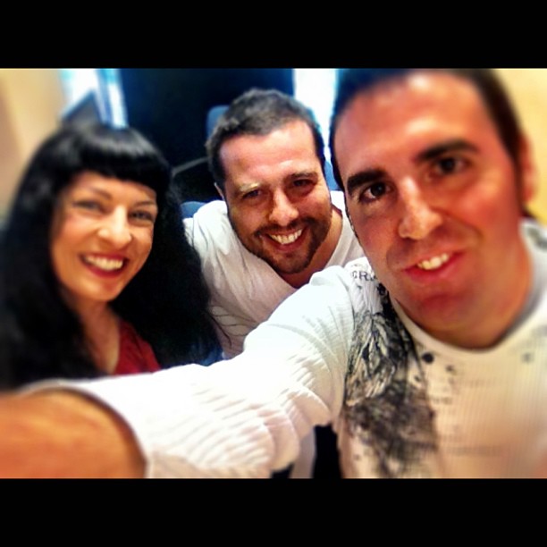 Selfi de Roser Amills con Albert Domenech y otro compañero de La Vanguardia TV