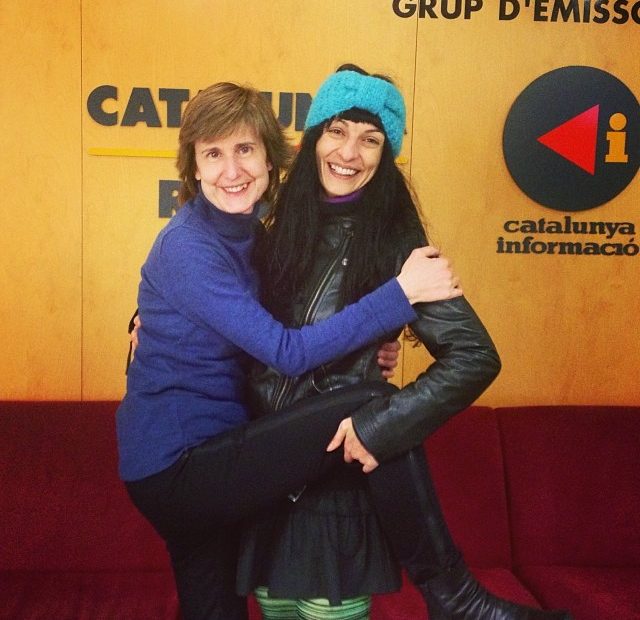 Roser Amills y Begoña Odriozola abrazadas ante el rótulo de Catalunya Informació