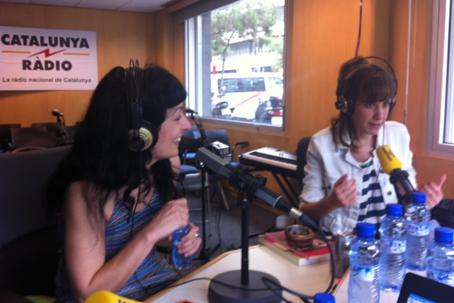 Roser Amills i Bibiana Ballbè conversant als micròfons de l'estudi de Catalunya Ràdio