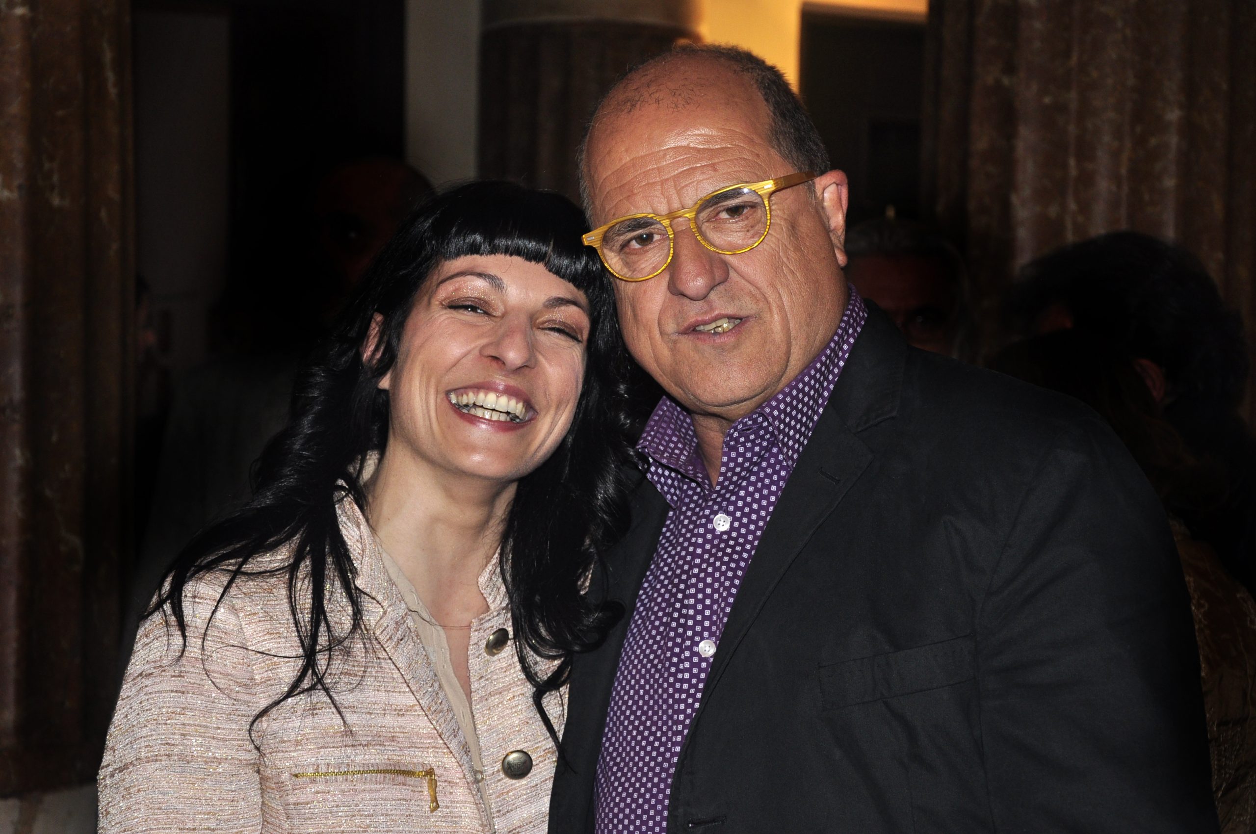 Roser Amills i Carles Flavià, amb ulleres grogues, abraçats