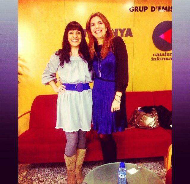 Roser Amills y la sexóloga Carme Sánchez posan de pie ante el sofá rojo de Catalunya Ràdio