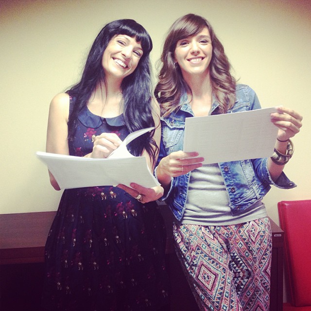 Roser Amills i Elisenda Pineda somriuen amb els guions a les mans